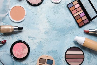 Grunge arka planında dekoratif kozmetikten yapılmış çerçeve