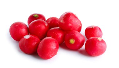 Beyaz arkaplanda izole edilmiş taze turp yığını