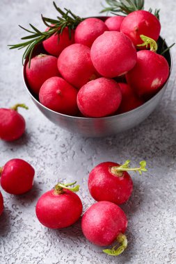 Hafif arka planda taze turplu kase