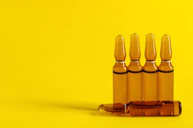 Sarı arkaplanda çok fazla ampul var