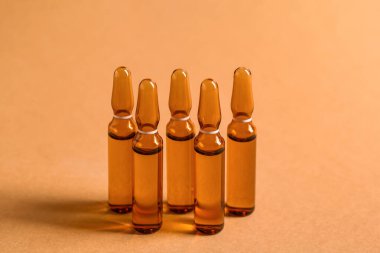 Kahverengi arka planda cam ampuller