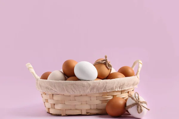 Ψάθινο Καλάθι Πασχαλινά Αυγά Λιλά Φόντο — Φωτογραφία Αρχείου