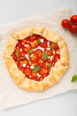 Lezzetli domates galeti ve fesleğenli kağıt.