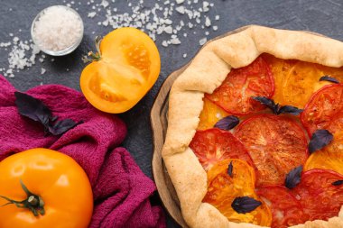 Lezzetli domates galeti ve koyu arkaplanda fesleğen.