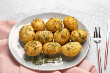 Beyaz arka planda dereotlu haşlanmış bebek patatesler.