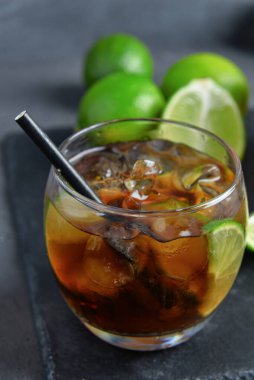 Gri arkaplanda soğuk Küba Libre kokteyli.