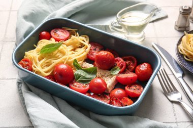 Beyaz fayanslı, domatesli ve peynirli lezzetli makarna tabağı.