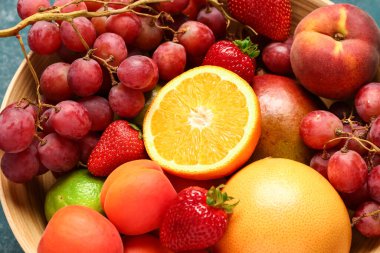 Farklı taze meyveli kase, yakın plan.