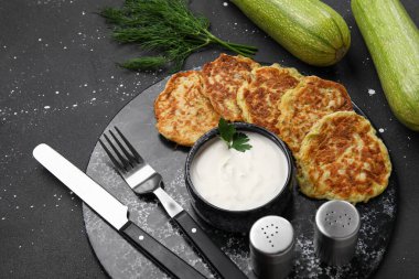 Lezzetli kabaklı börek ve arkaplanda ekşi krema.