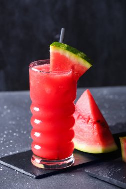 Masada bir bardak taze karpuz.