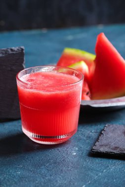 Masada bir bardak taze karpuz.