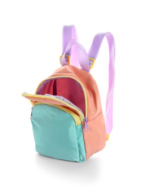 Boş okul sırt çantası beyaz arkaplanda izole edildi