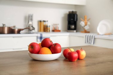 Modern mutfaktaki olgun meyvelerle dolu bir kase.