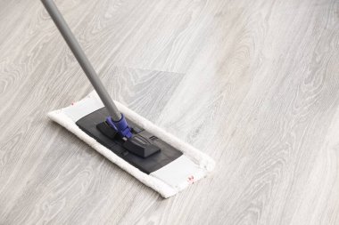 Işık odasındaki paspasla ahşap kaplama zemini temizlemek.