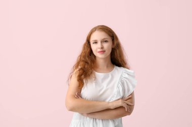 Pembe arka planda güzel kızıl saçlı kadın portresi
