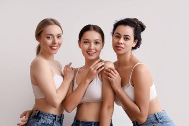 hermosas mujeres jóvenes sobre fondo blanco