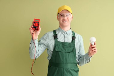 Yeşil arka planda çoklu metre ve ampullü erkek elektrikçi