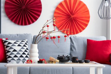 Çay takımlı kahve masası ve şenlikli oturma odasında Çin fenerleri. Çin Yeni Yıl Kutlaması