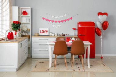 Sevgililer Günü kutlamaları için dekorasyonlu festival mutfağı.