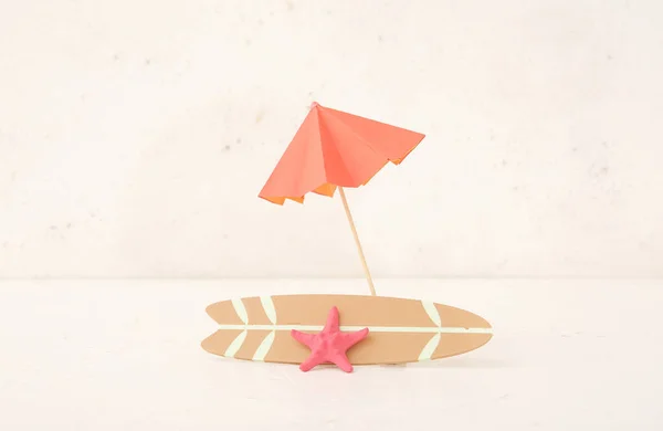 Mini Tabla Surf Con Paraguas Estrellas Mar Sobre Fondo Claro —  Fotos de Stock