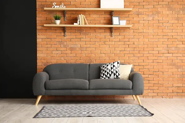 Interieur Eines Modernen Wohnzimmers Mit Stilvollem Teppich Und Grauem Sofa — Stockfoto