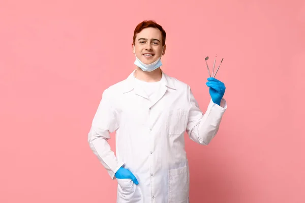 Männlicher Zahnarzt Mit Zahnwerkzeugen Auf Rosa Hintergrund Weltzahnärztetag — Stockfoto