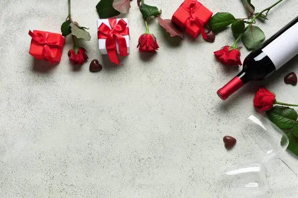 Пляшка Вина Келихах Шоколадні Цукерки Подарункові Коробки Червоні Троянди Білому — стокове фото