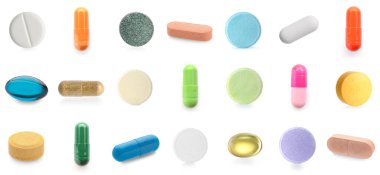 Beyaza izole edilmiş bir sürü farklı hap.