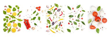 Beyaz arka planda yeşil sebzeler, baharatlar ve peynirler.