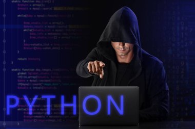 Koyu arkaplanda dizüstü bilgisayarı olan profesyonel bir hacker.