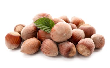 Beyaz arka planda yaprak ile kabuklu fındık