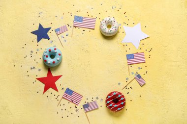 Donut, Amerikan bayrakları ve sarı masadaki konfetiden yapılmış çerçeve. Bağımsızlık Günü kutlamaları