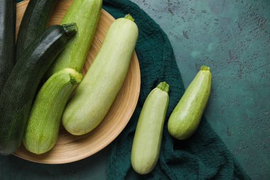 Yeşil zemin üzerinde taze kabak tabağı