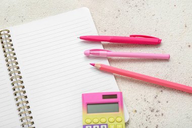 Grunge beyaz arkaplan üzerinde farklı kırtasiye ile boş not defteri