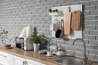 Tahta, lavabo ve çatal bıçaklı modern mutfak.