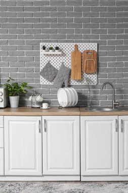 Tahta, lavabo ve çatal bıçaklı modern mutfak.