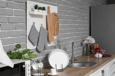 Tahta, lavabo ve çatal bıçaklı modern mutfak.