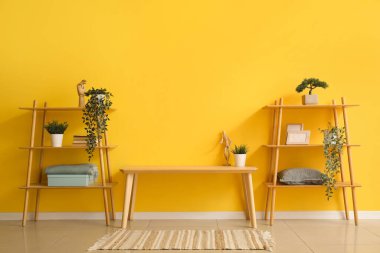 Televizyon standı ve raf üniteleri olan şık bir oda.