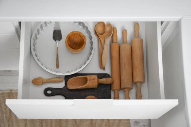 Mutfaktaki fırın için mutfak gereçleri.