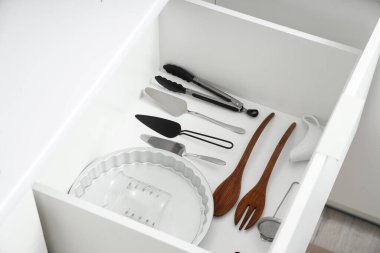 Mutfaktaki fırın için mutfak gereçleri.