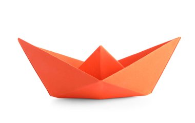 beyaz zemin üzerine kırmızı origami tekne
