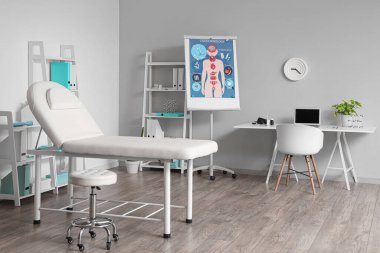 Çalışma yeri, kanepe ve raf üniteleri olan bir tıp bürosu.