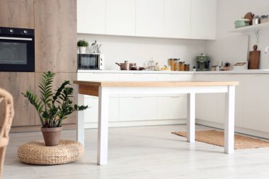 Modern mutfağın içindeki temiz ahşap masa.