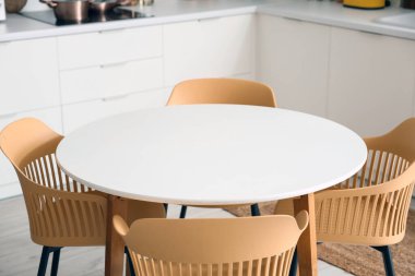 Modern mutfağın içindeki temiz beyaz masa.