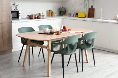 Kahvaltı için servis edilen modern mutfağın içinde.