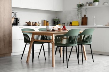 Kahvaltı için servis edilen modern mutfağın içinde.