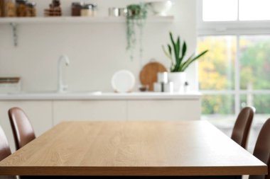 Modern mutfağın içindeki temiz ahşap masa.