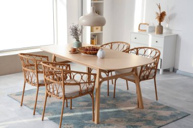 Yemek masasında kurutulmuş lavanta, üzüm ve çay bulunan ışık odasının içi.