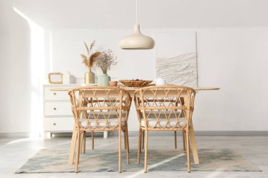 Yemek masasında kurutulmuş lavanta, üzüm ve çay bulunan ışık odasının içi.