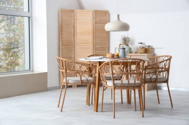 Kahvaltı için servis edilen yemek masası olan ışık odasının içinde.